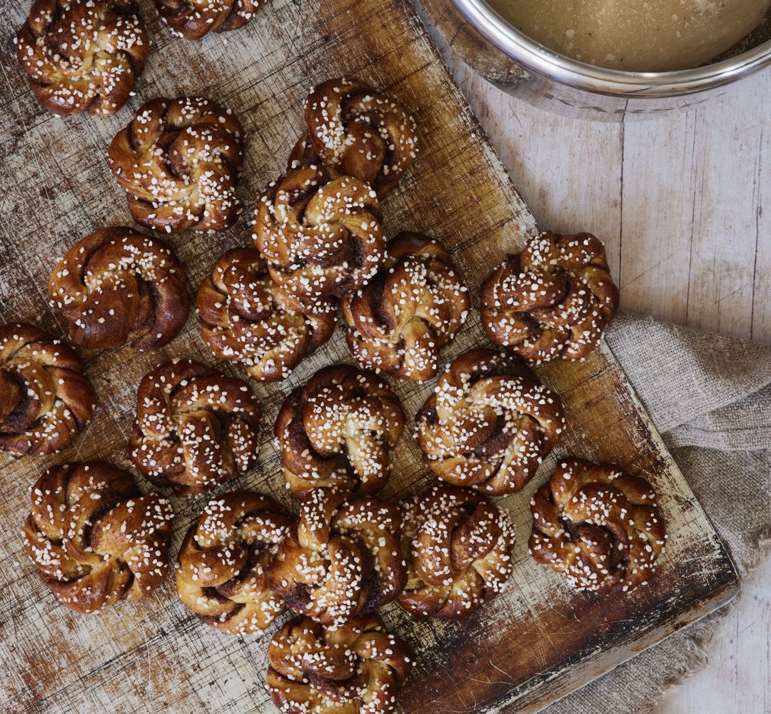 En träskärbräda toppad med kanelbullar