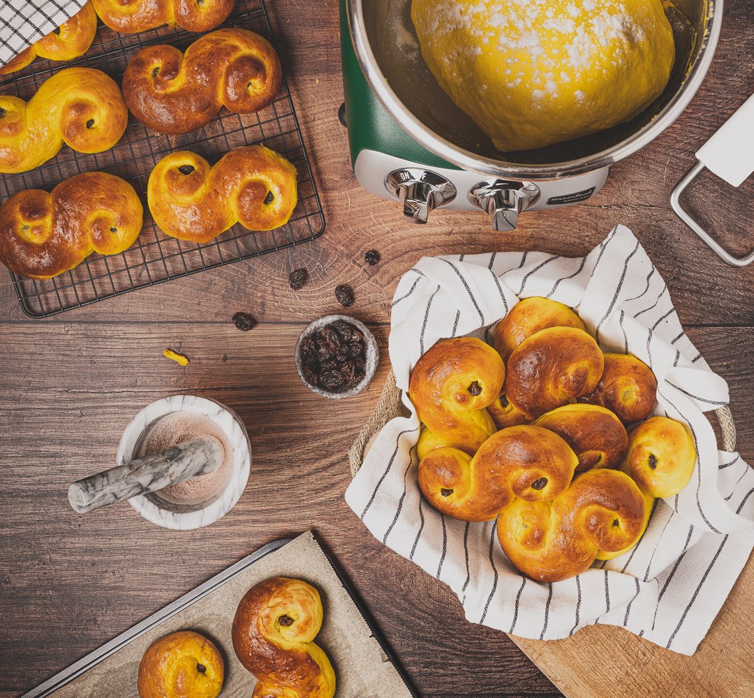 En bunt saffransbullar som står på ett bord.