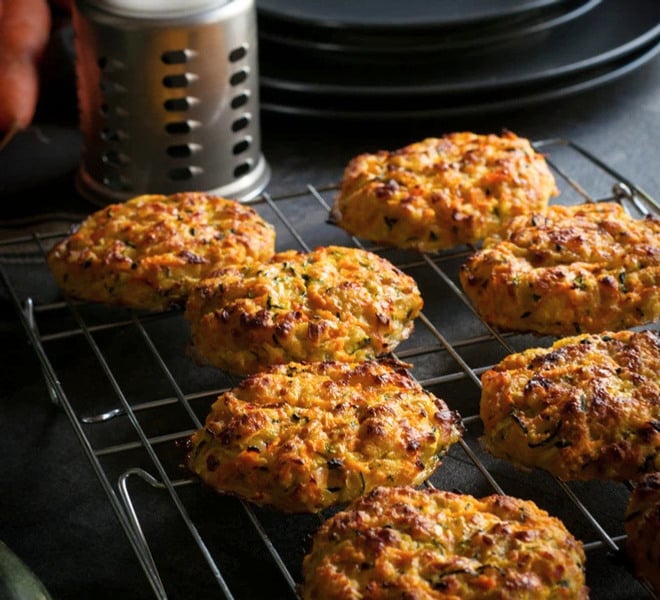 Fresh carrot, zucchini and halloumi burgers