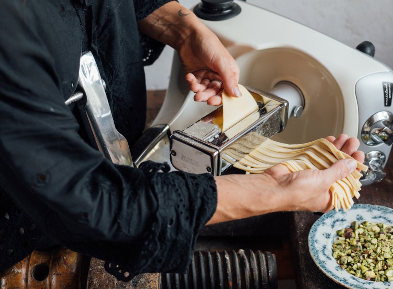 Nainen valmistaa pastaa keittiössä Ankarsrum Assistentilla.