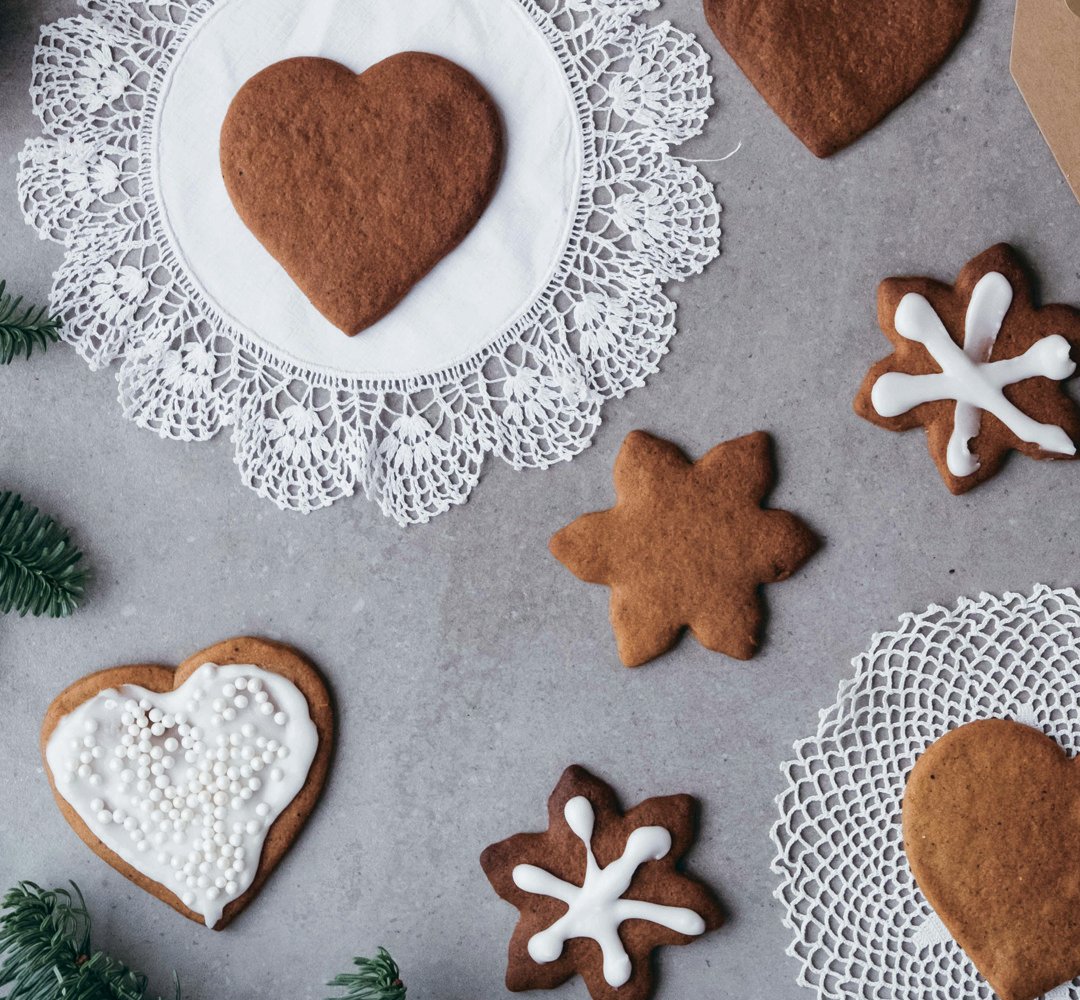 Pepparkakor på ett bord