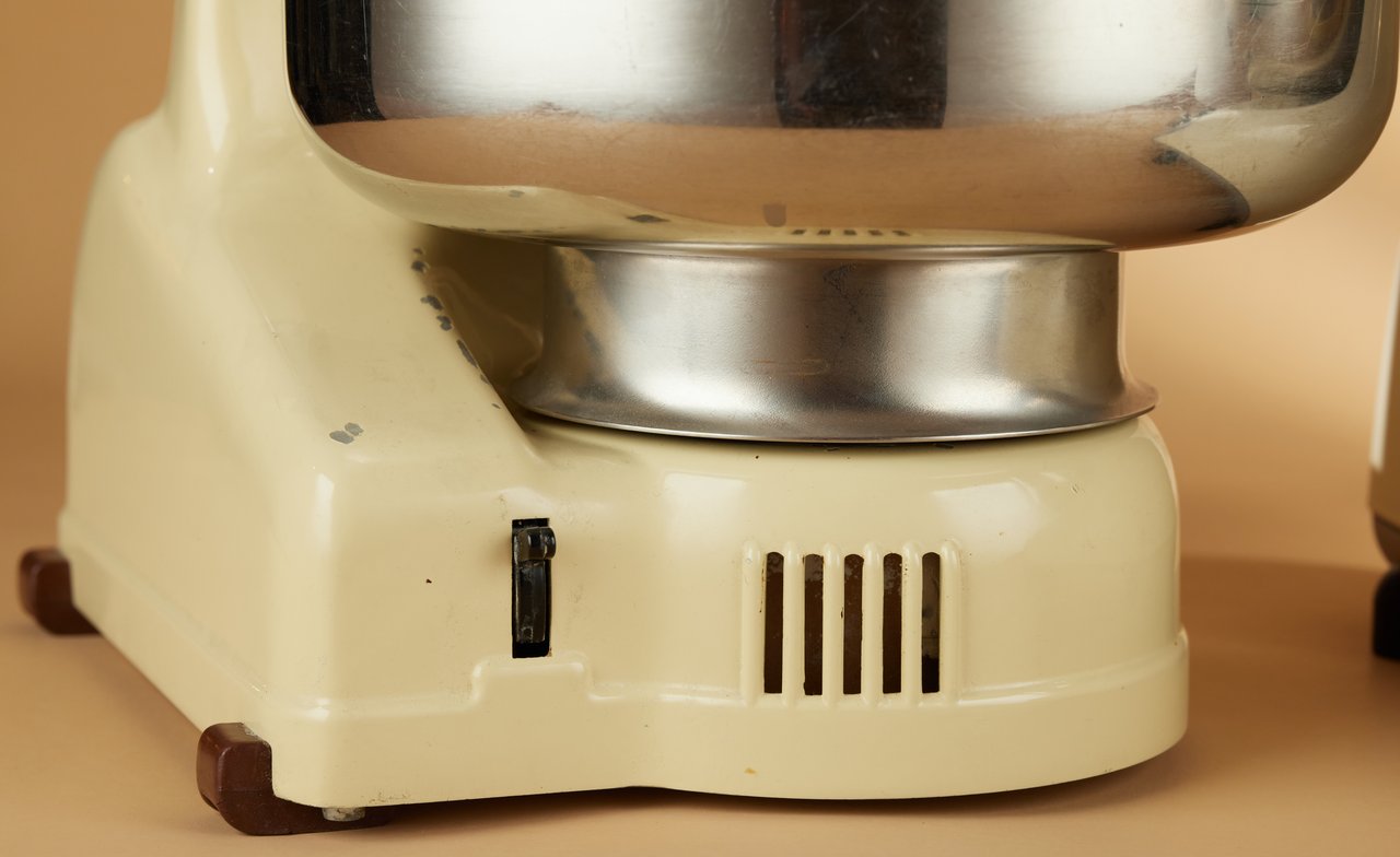 Ankarsrum Assistent från 1940, i färgen crème light