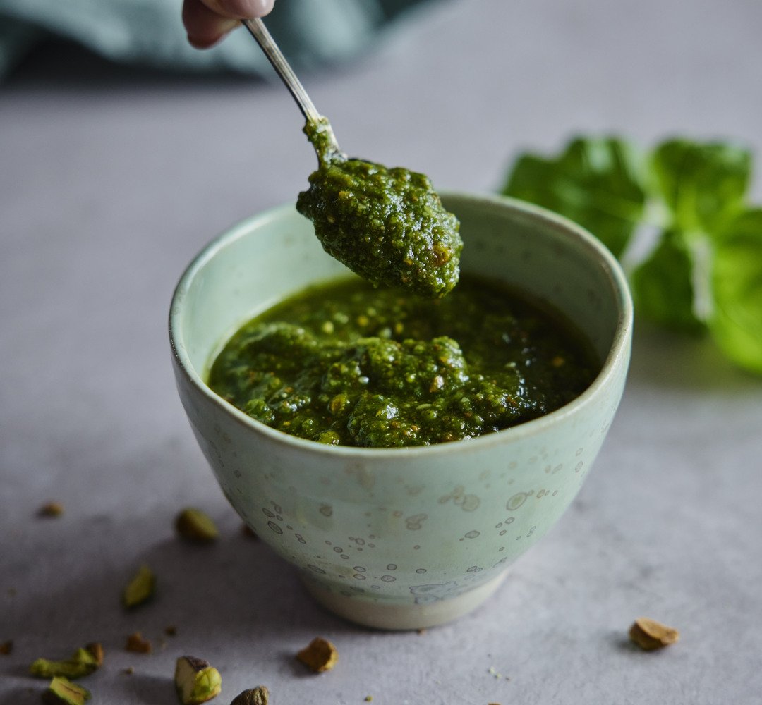 Pistaasipesto kulhossa.