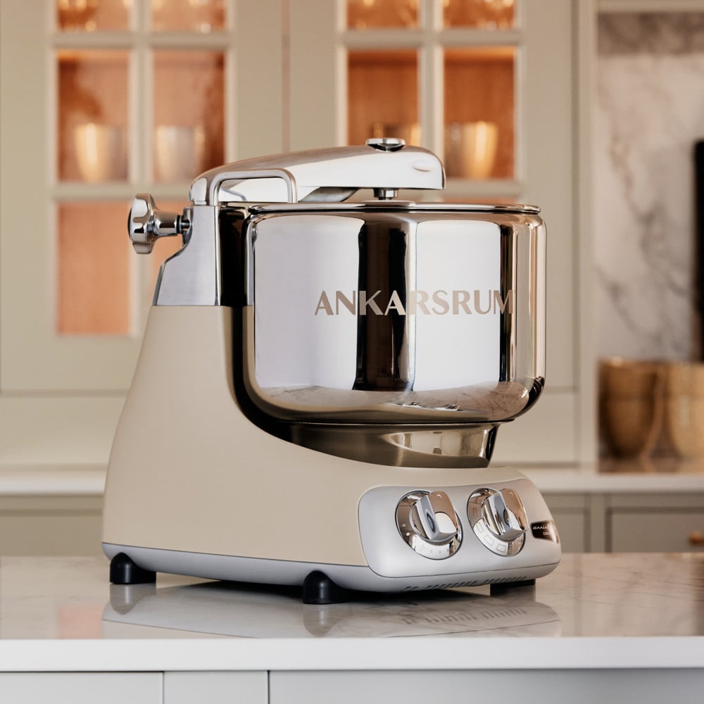 A kitchen counter with a Ankarsrum assistent on top of it.