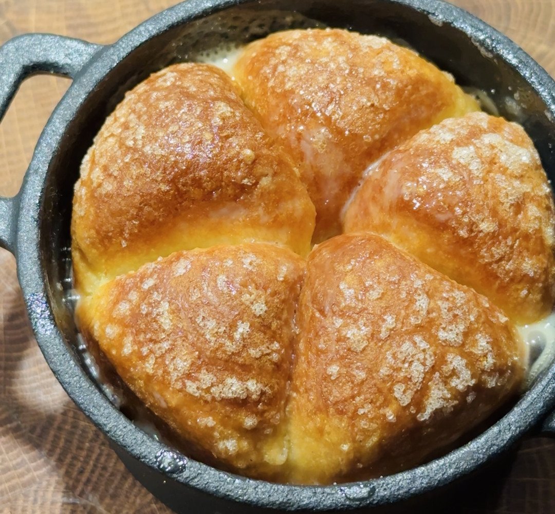 En gjutjärnspanna fylld med Tipsy Cake