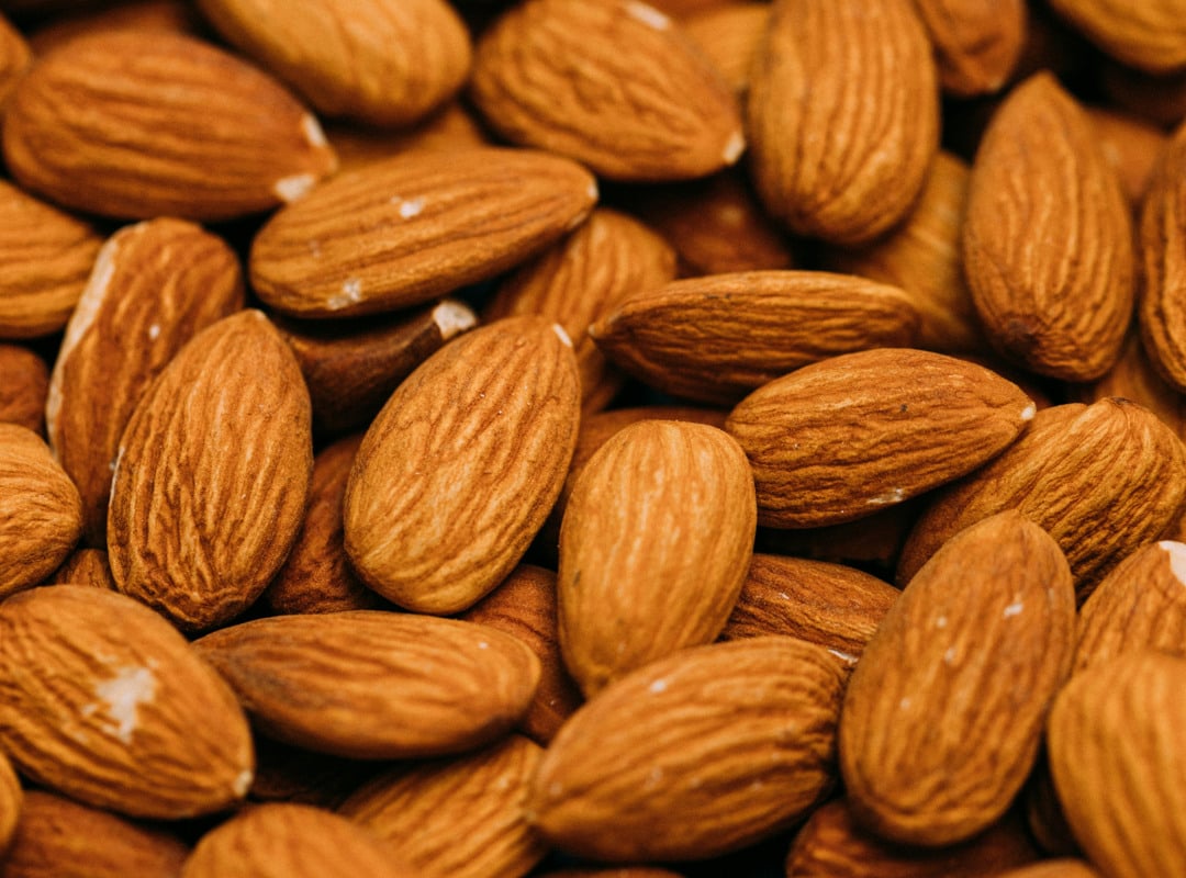 En hög med mandlar som ligger ovanpå varandra.