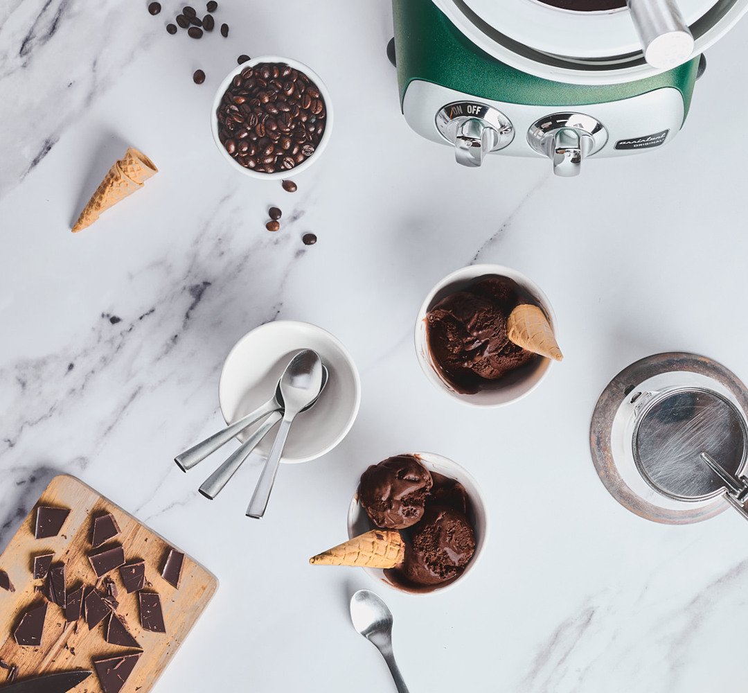 En skål med choklad- och espressoglass, med skedar bredvid.