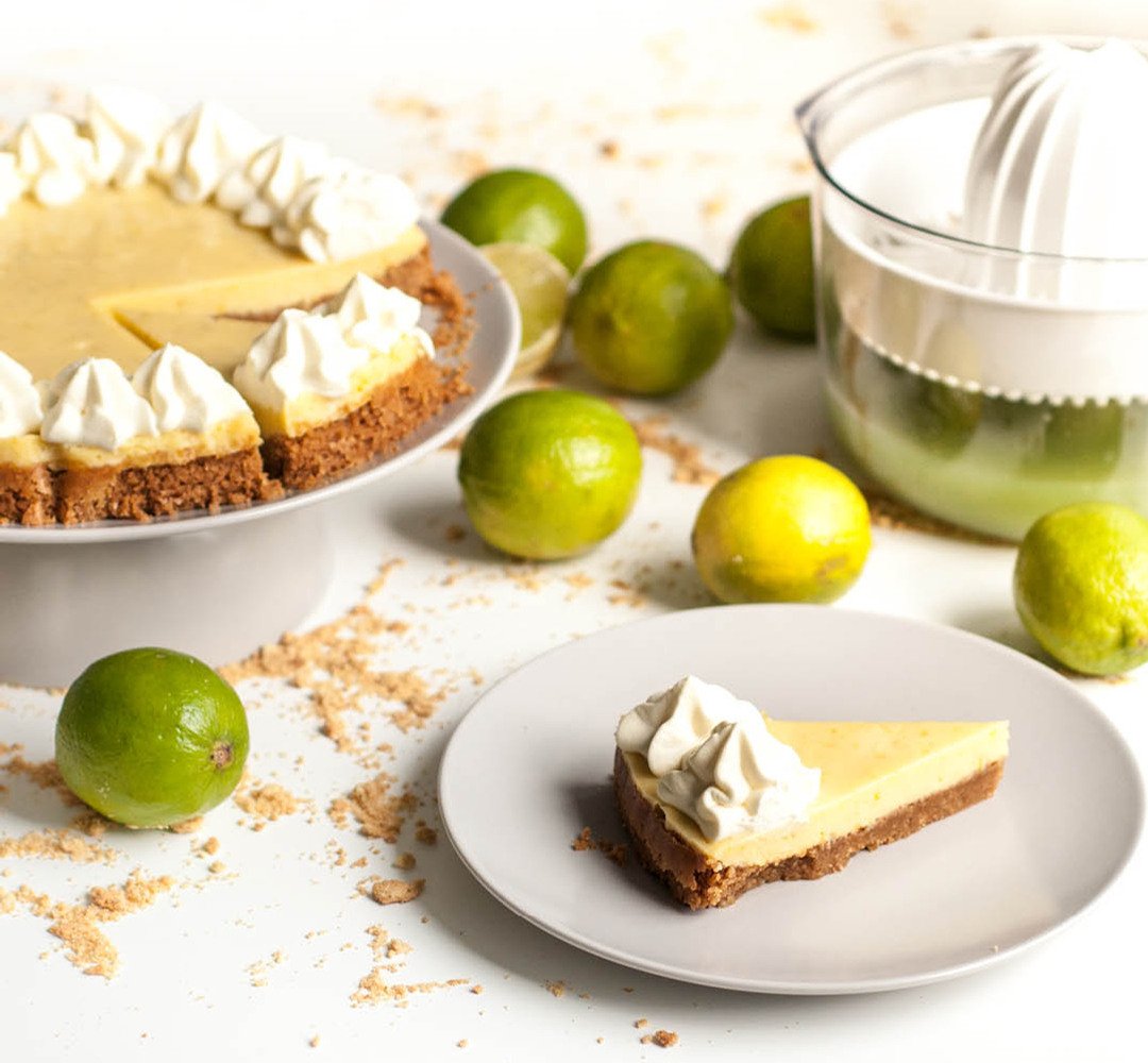 En bit key lime pie på en tallrik.