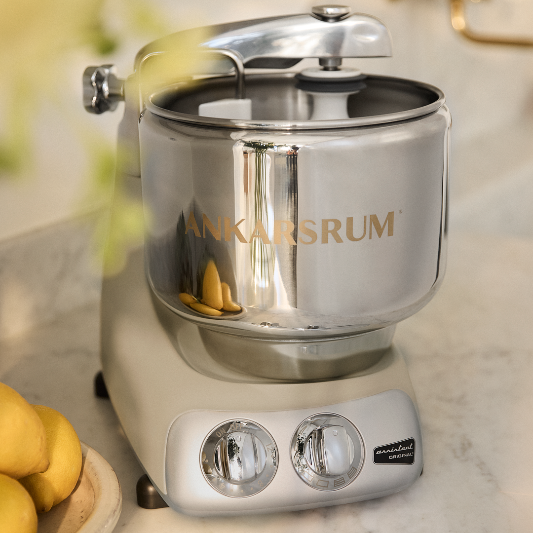 En Harmony beige köksassistent som står på en bänk med en citron i en skål framför.