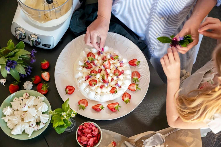Pavlova with strawberry curd