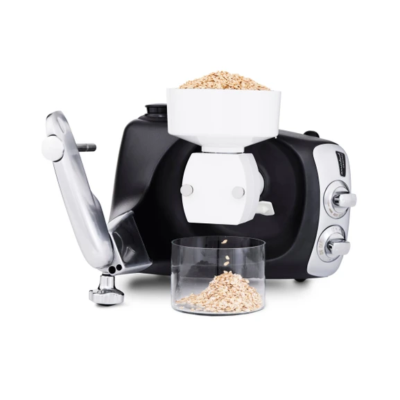 Ankarsrum Assistent Original con il fioccatore montato, mentre trasforma l’avena in fiocchi.