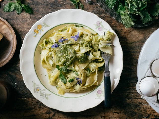 En bildp å en tallrik med hemlagad pasta