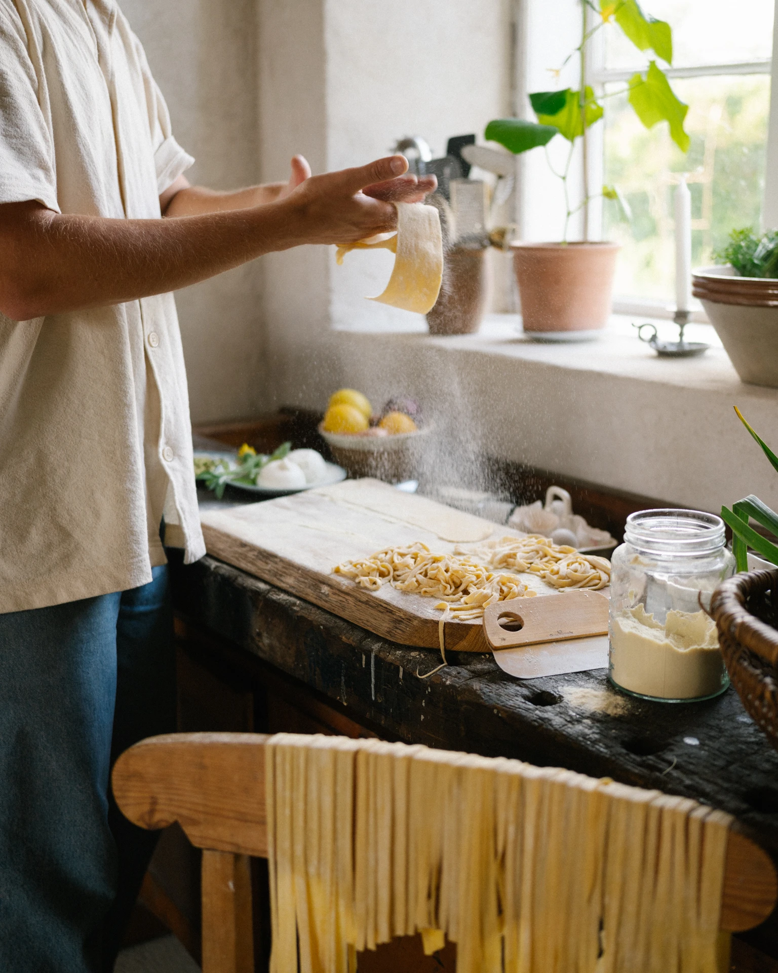 Professionelle Pastazubereitung mit der Ankarsrum Assistent Original, die dank des robusten Zubehörs das Schneiden von Fettuccine und Spaghetti erleichtert.