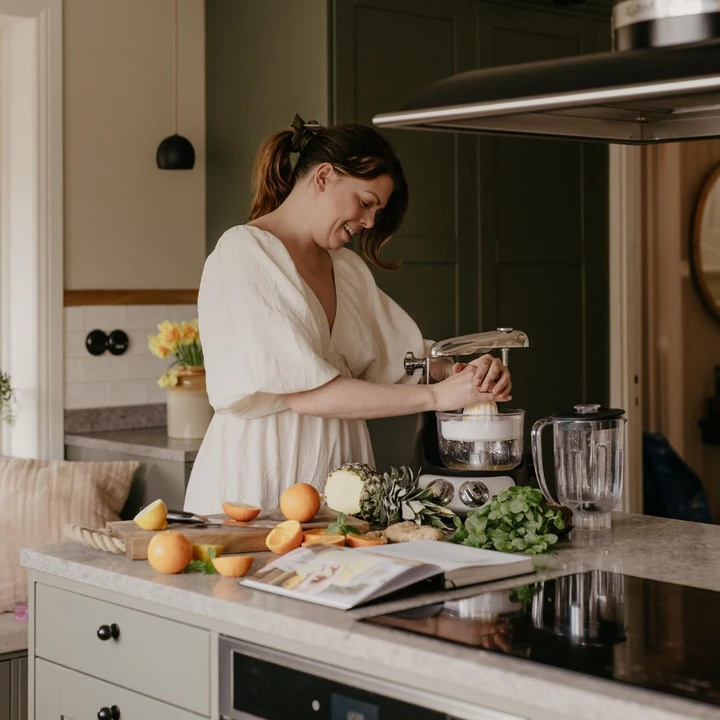 et the most out of your Ankarsrum Assistent Original with the Deluxe Package! A complete set of six popular attachments that allow you to grind, blend, strain, squeeze and grate - quickly and effortlessly.