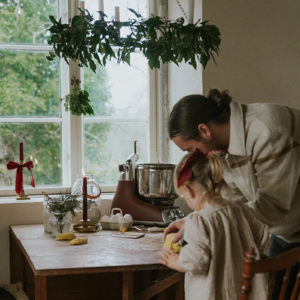 Klassisk nordisk julestemning i køkkenet med en robust Ankarsrum køkkenmaskine, der gør det nemt at bage til hele familien.