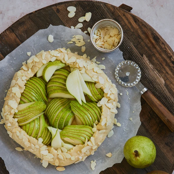 Köstlicher, hausgemachter Birnenkuchen von Grund auf zubereitet mit der Ankarsrum Assistent Original Küchenmaschine