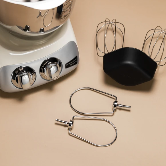 Ankarsrum Assistent Original met de Premium Beater Set ernaast geplaatst.