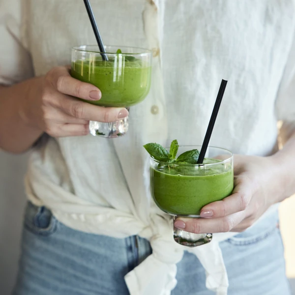 Sund og næringsrig grøn smoothie i et glas, blendet til en silkeblød konsistens helt fra bunden med en Ankarsrum Assistent Original.