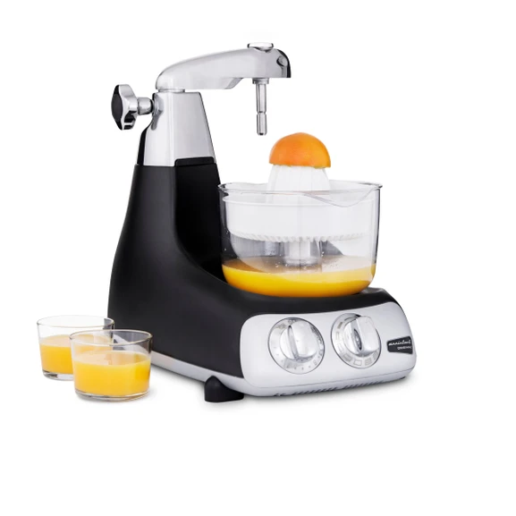 Ankarsrum Assistent Original mit montierter Zitruspresse und frisch gepresstem Orangensaft.