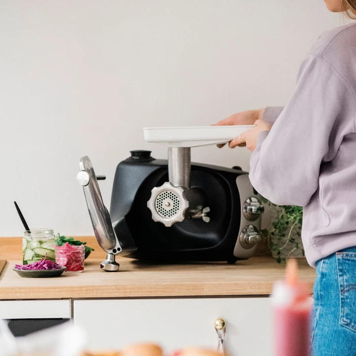 et the most out of your Ankarsrum Assistent Original with the Deluxe Package! A complete set of six popular attachments that allow you to grind, blend, strain, squeeze and grate - quickly and effortlessly.