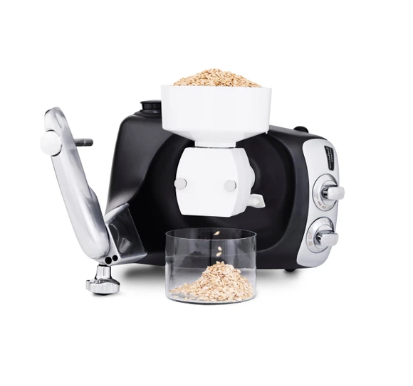 Ankarsrum Assistent Original con il fioccatore montato, mentre trasforma l’avena in fiocchi.