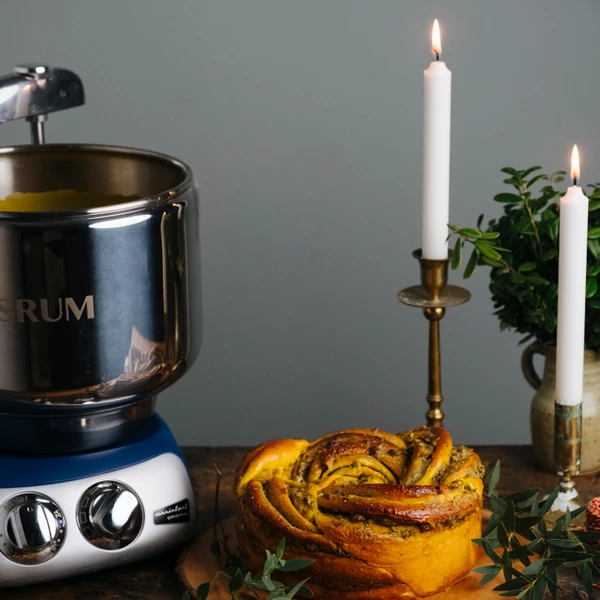 Image of saffron and pistachio babka crafted with Ankarsrum kitchen assistant: A festive flavor fusion with saffron and pistachios, a masterpiece of taste and technology.