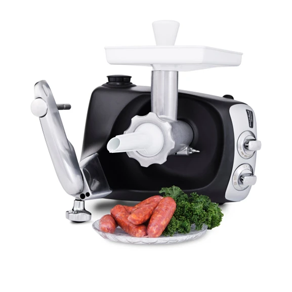 Ankarsrum Assistent Original avec le tube à saucisses installé et des saucisses fraîchement préparées dans une assiette à côté.