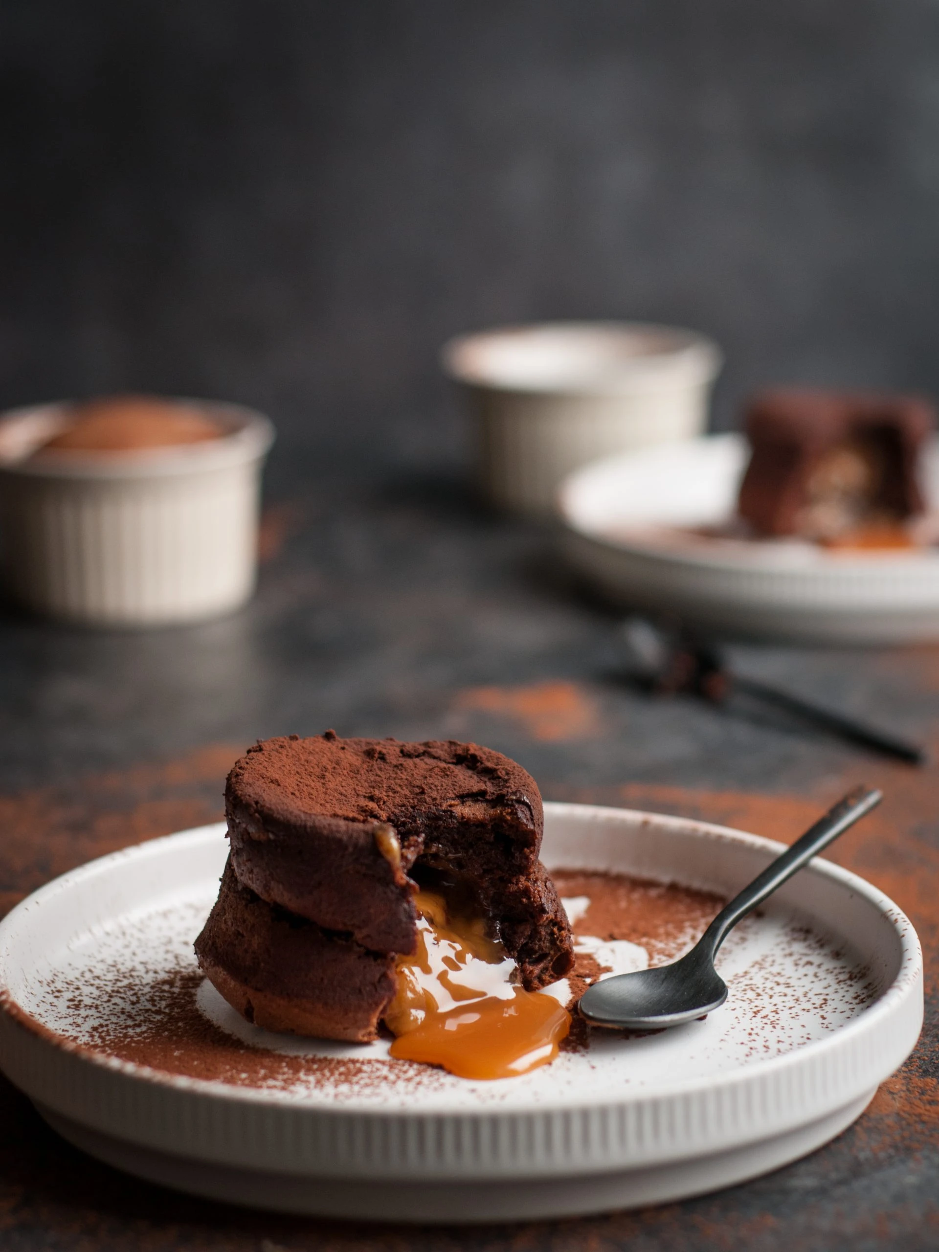 En perfekt bagt chokladfondant med en blød kerne, pisket til en luftig konsistens med ballonpiskerisene på en Ankarsrum køkkenmaskine.