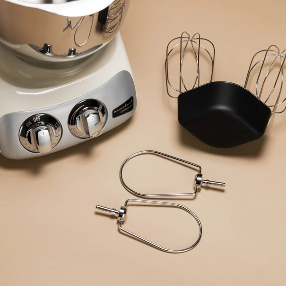 Ankarsrum Assistent Original con el Premium Beater Set colocado al lado.