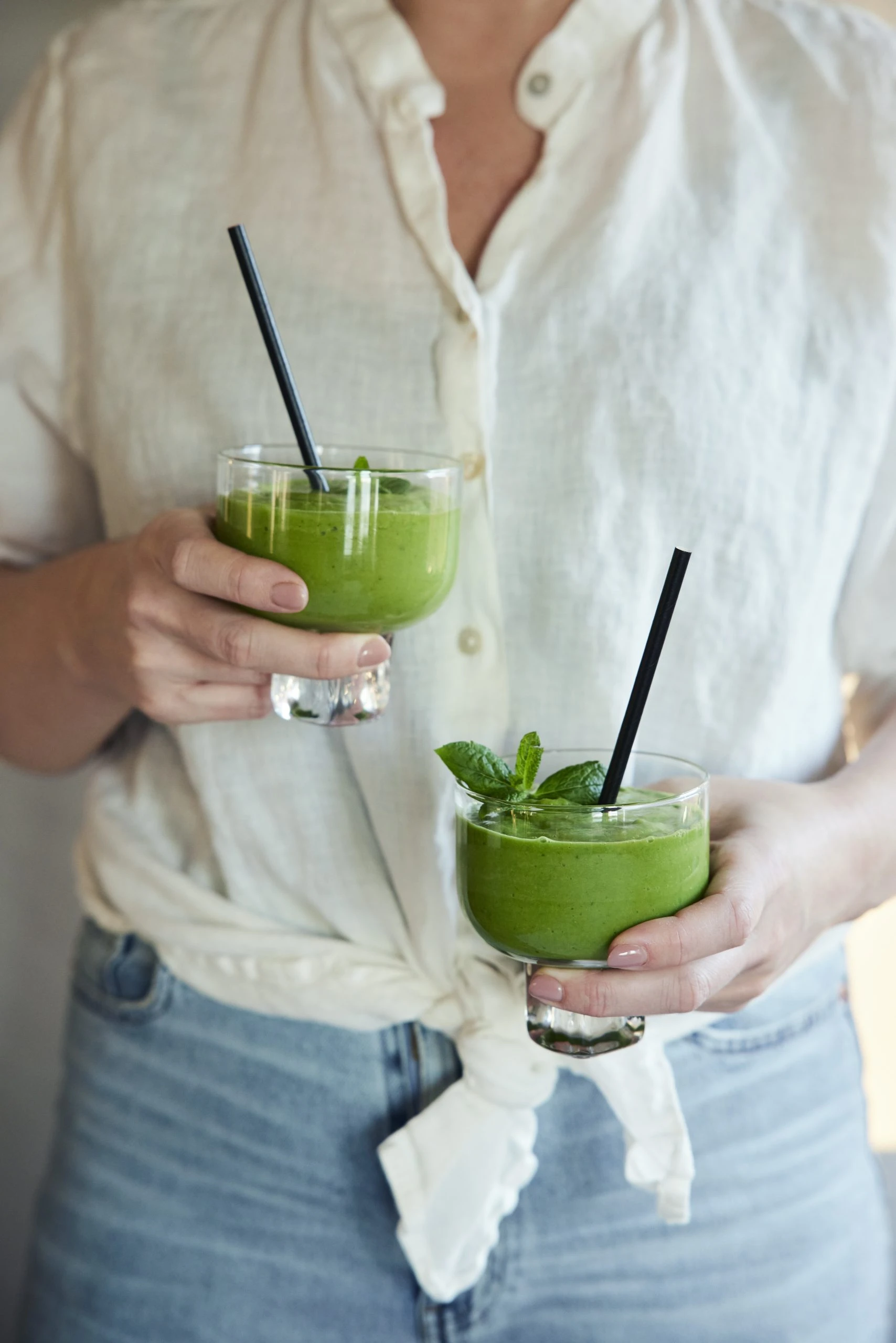 Sund og næringsrig grøn smoothie i et glas, blendet til en silkeblød konsistens helt fra bunden med en Ankarsrum Assistent Original.