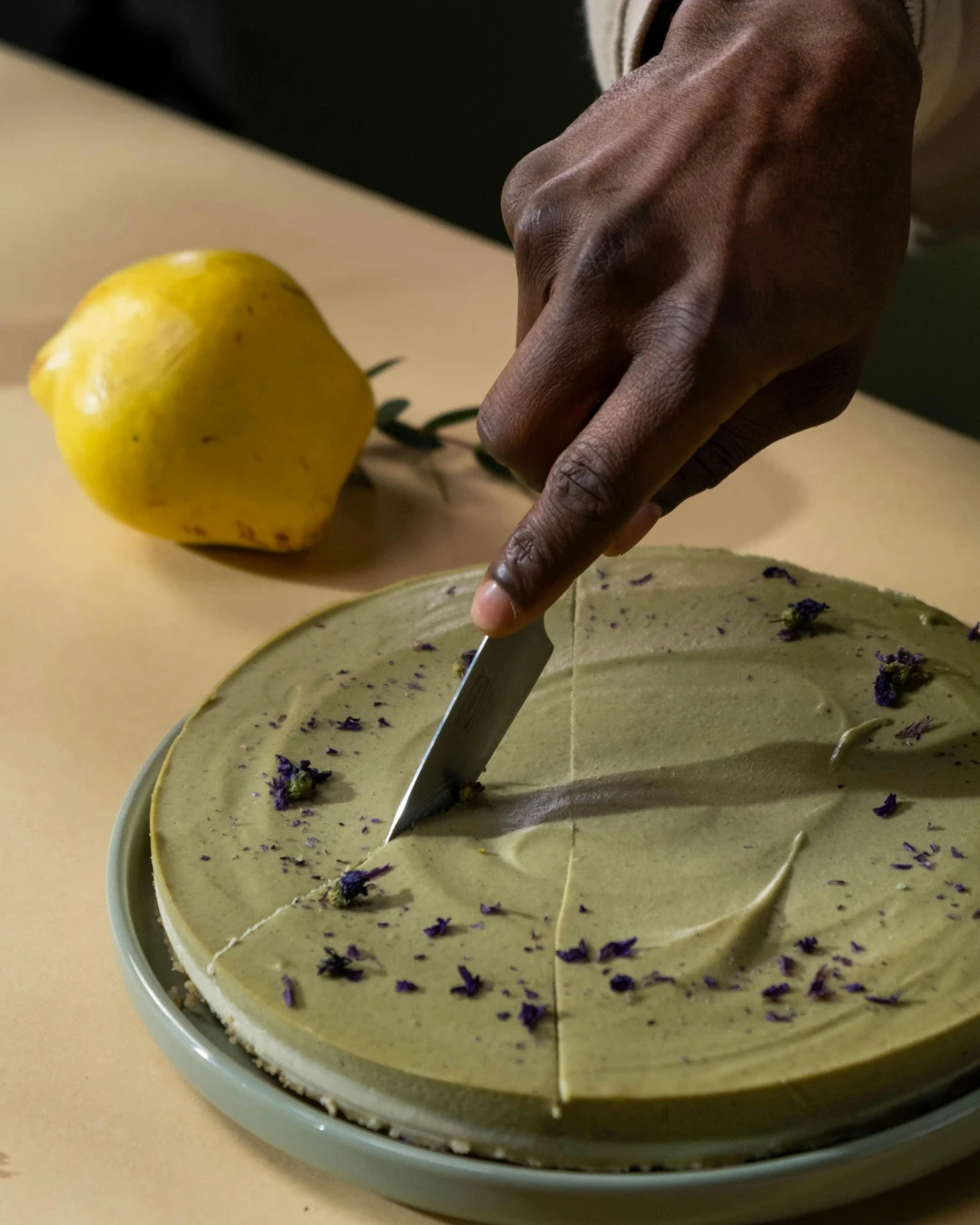 Perfekt elting av gjærdeig i en Ankarsrum Assistent Original kjøkkenmaskin, der den roterende stålbollen sikrer et profesjonelt bakeresultat fra bunnen.