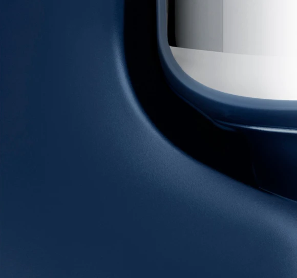 Gros plan de l’Ankarsrum Assistent Original de couleur Royal Blue.