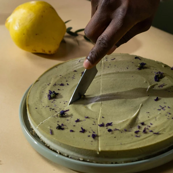 Lækker festkage med silkeblød frosting pisket helt fra bunden med ballonpiskerisene på en Ankarsrum Assistent Original køkkenmaskine.
