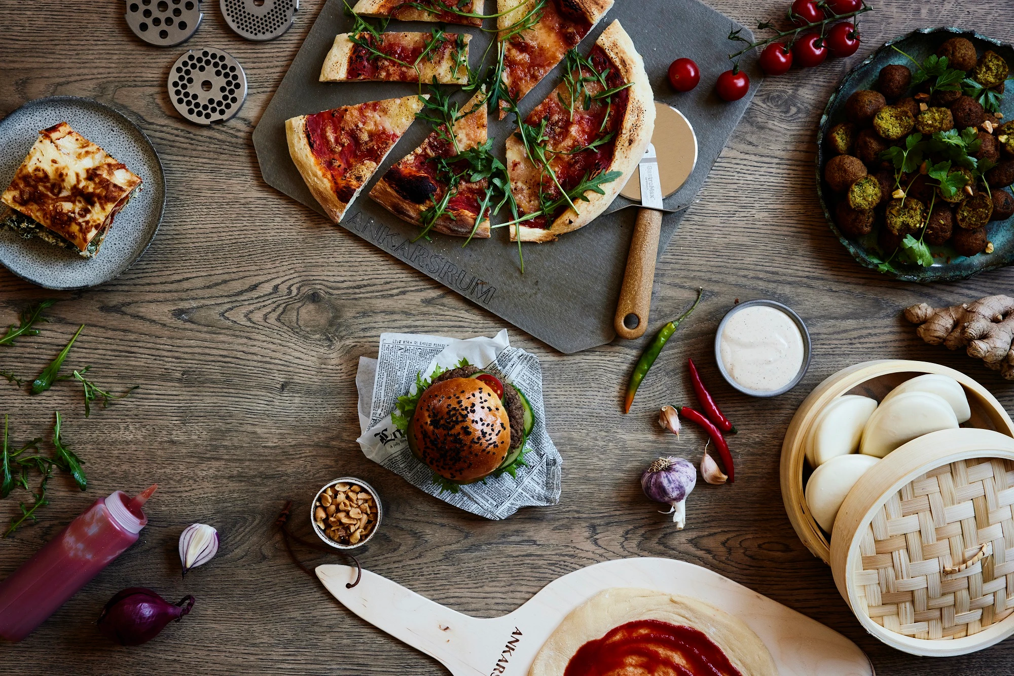 Leistungsstarke Küchenmaschine beim Kneten eines elastischen Pizzateigs in der rotierenden Edelstahlschüssel für ein authentisches italienisches Ergebnis.