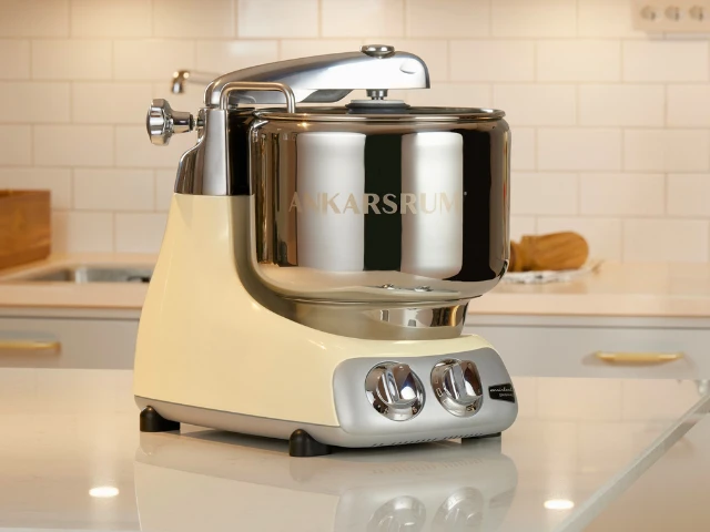 Ankarsrum Assistent Original i färgen Creme Light, en varm och elegant köksmaskin.