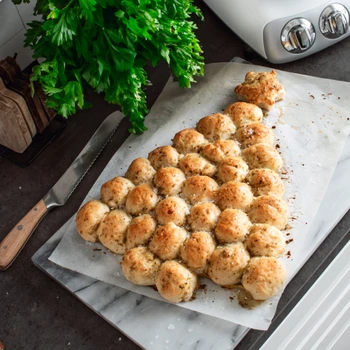 Enticing image of pull-apart bread in Ankarsrum recipe, where golden and fluffy pieces of bread invite sharing and enjoyment.