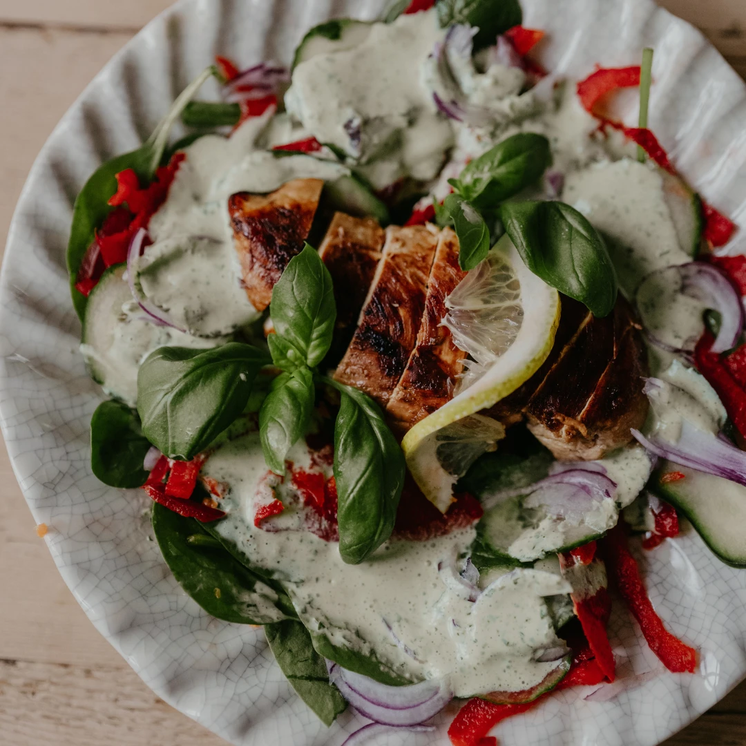 Kycklingsallad med grönsaker och örtdressing som del av Go Green-inspiration från Ankarsrum.