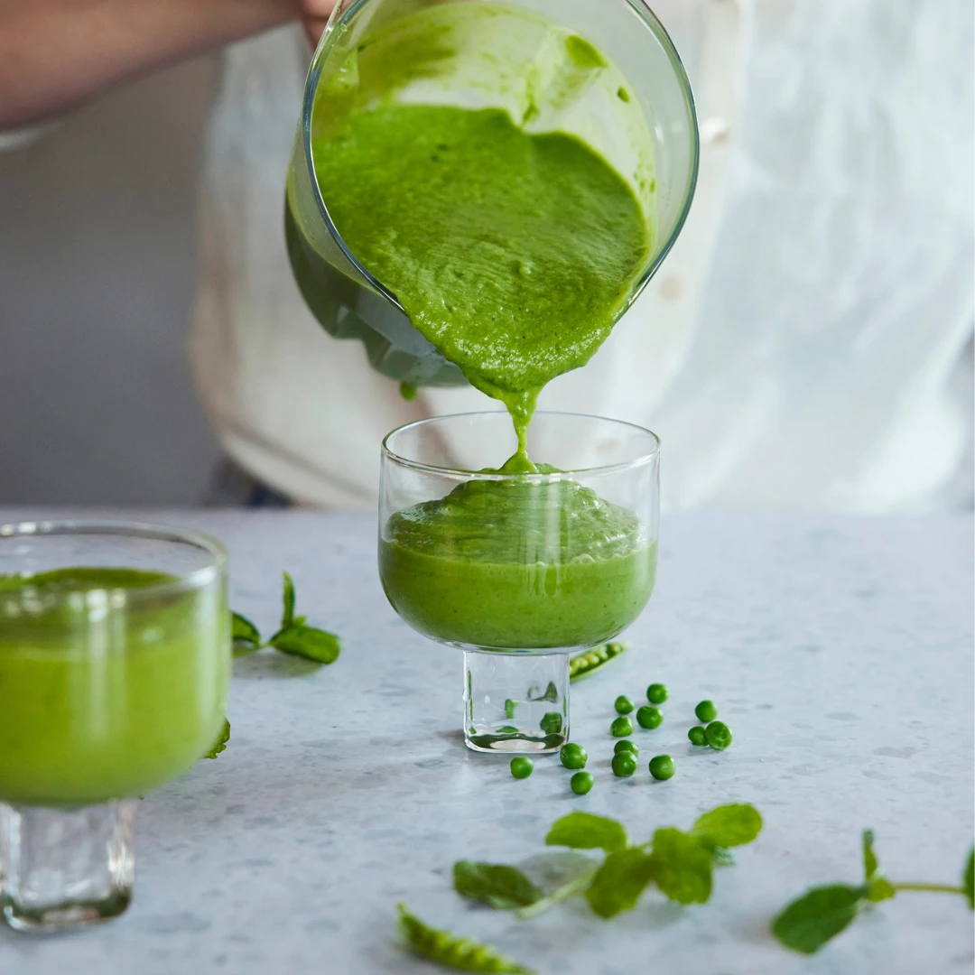 Grön smoothie som hälls upp i glas som del av Go Green-inspiration från Ankarsrum.