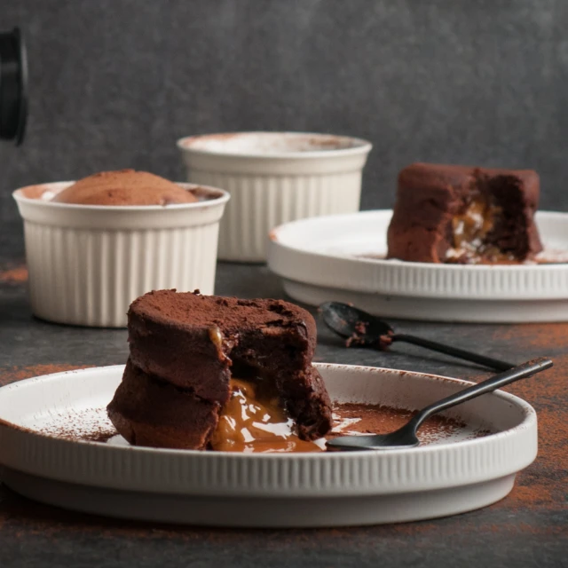 Chokladfondant med rinnande kolasås serverad på vit tallrik.