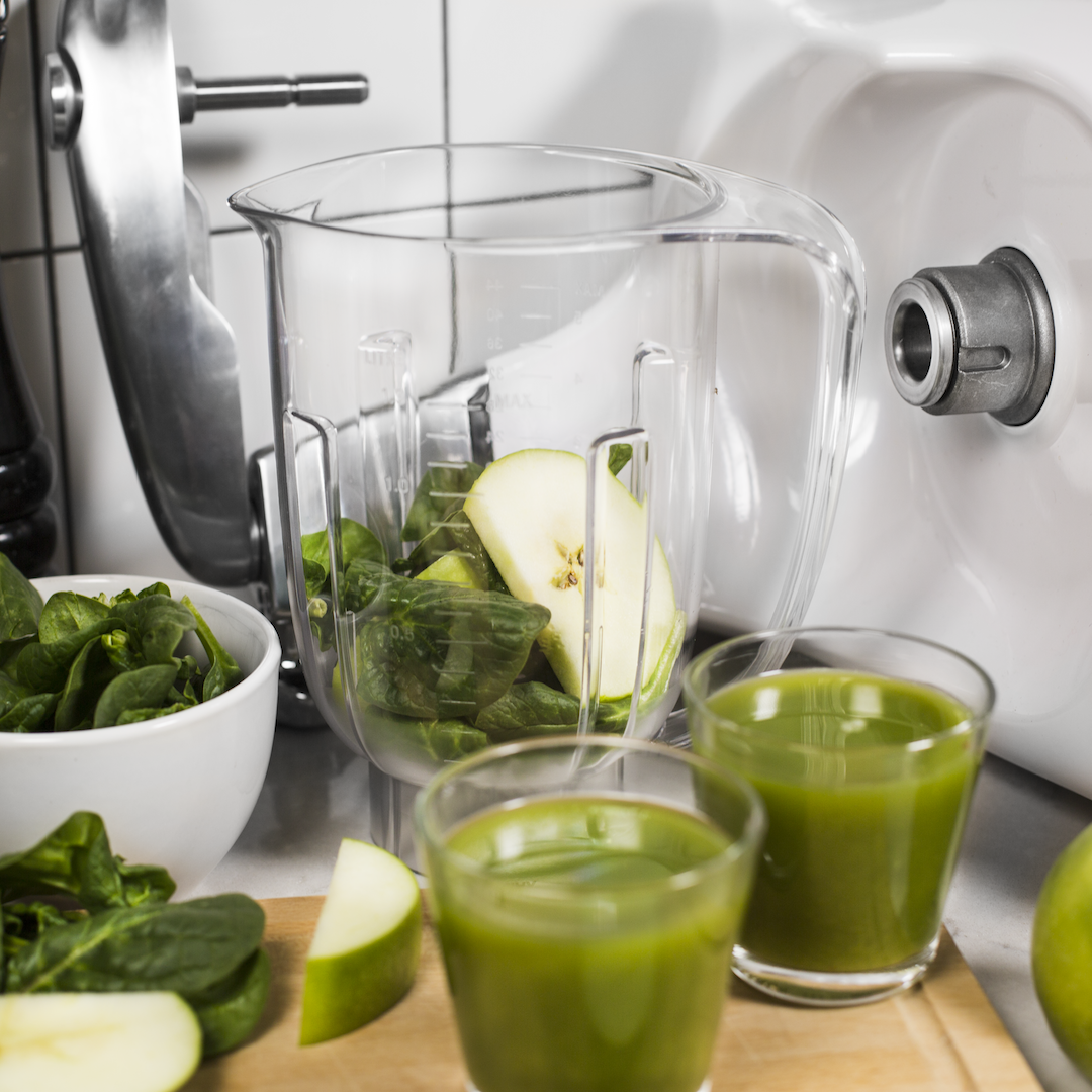 Blender til Ankarsrum kjøkkenmaskin fylt med spinat og eple til grønn smoothie