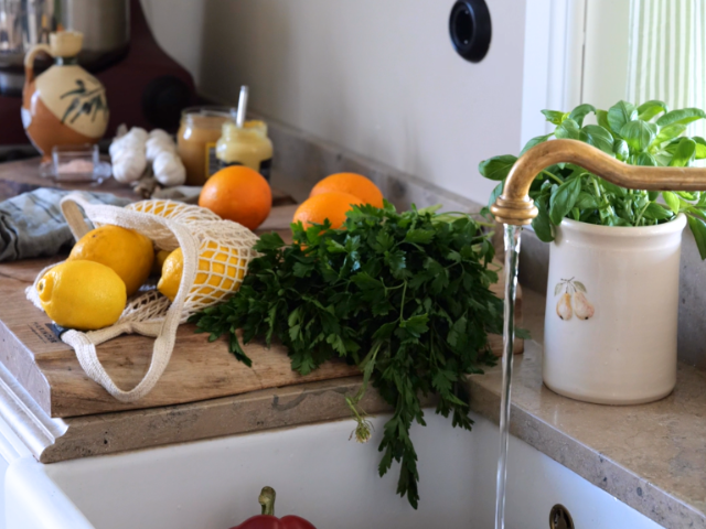 Grönsaker och frukt i köksmiljö – inspiration för Ankarsrum Go Green paket

