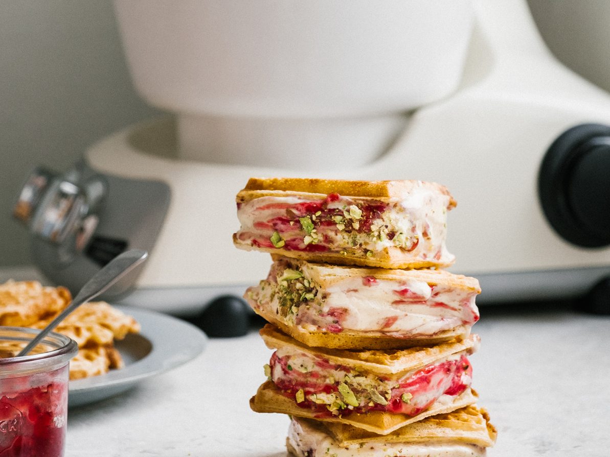 Hemgjord sandwichglass med våfflor och vaniljglass från Ankarsrums glassmaskin