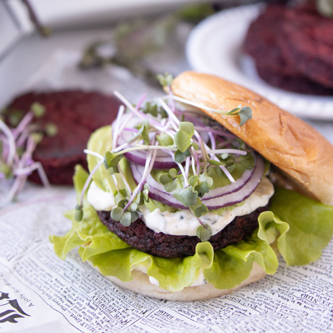 Rödbetsburgare med sallad, rödlök och groddar gjord med Ankarsrums köttkvarn